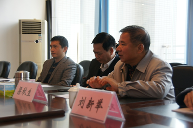 （图二）梁秋生副校长正在介绍技师学院创建经验