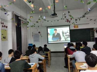 13北大青鸟高级1班的学生正在认真观看影片 13北大青鸟高级1班的学生正在认真观看影片