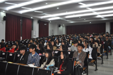 （图二）同学们听得津津有味