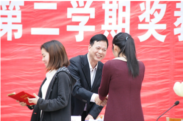 （图二）黎海波校长在为优秀教师颁奖