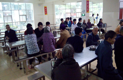 （图九）与老人们聊天的志愿者们