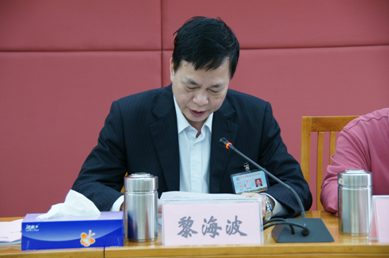 （图三）学校校长黎海波同志作学校工作报告