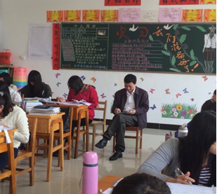 （图一）黎海波校长正在12级会计高级班听课