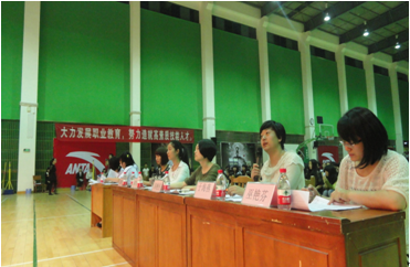 （图三）评委正在点评选手表现