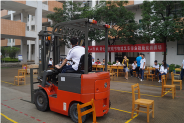 （图一）物流叉车比赛正在进行中