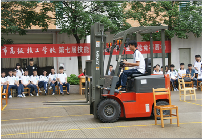 （图一）屏气凝神，小心翼翼，叉车比赛我能行！