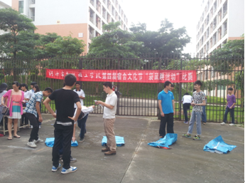 （图一）生活指导老师在布置比赛现场
