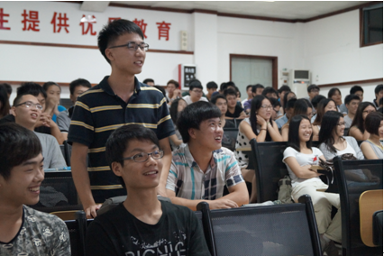 （图四）正在与老师互动中的刘焕平同学