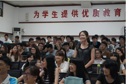 （图三）正在与老师互动中的邹丽芳同学