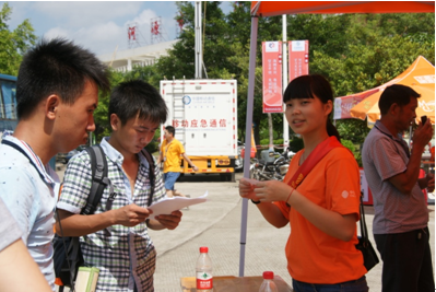 （图四）师姐正在指引新生完成报到流程