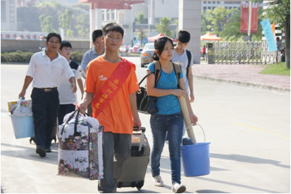 （图一）为新生搬运行李的师兄