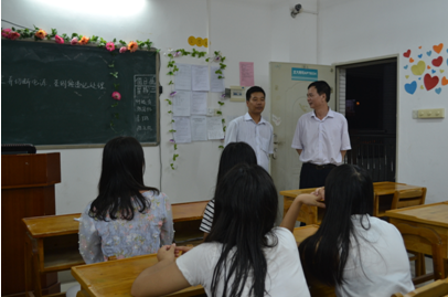 （图二）黎校长详细了解学生返校情况