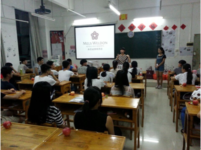 (图一)同学们正在聆听酒店介绍