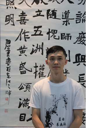 （图三）朱碧云同学与他的作品《魏碑》