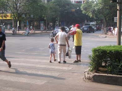 （图五）指引路人遵守交通规则