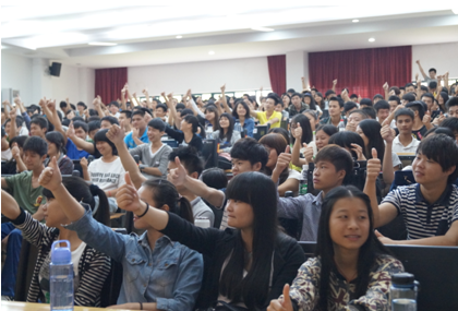 图二）同学们正在与王海童教授互动