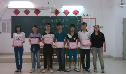 （图二）李娜主任为获奖同学颁奖