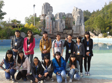 （图一） 学生在酒店温泉区合影留念