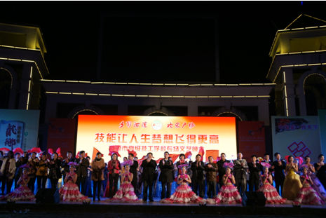 （图十）领导与演员合影留念