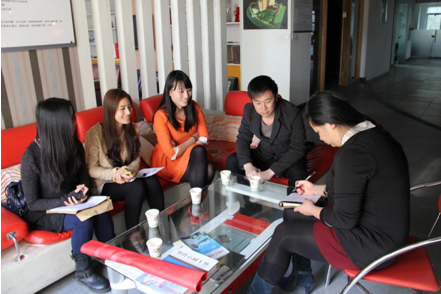 （图二）室内设计专业教师与振桥装饰公司人事部总监进行交流