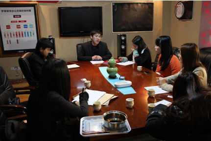 (图一)我校室内设计专业教师与梦居公司设计师交流学习 (图一)我校室内设计专业教师与梦居公司设计师交流学习