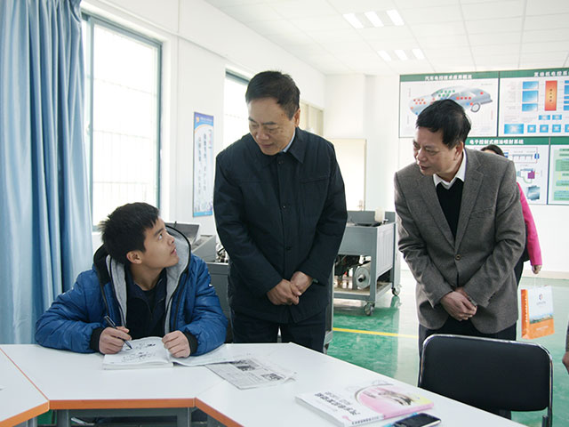 2013年12月6日，原广东省劳动和社会保障厅厅长方潮贵到sunbet申搏指导工作